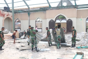 TNI Kodim 1604 Kupang Gotong Royong Rehap Gereja GMIT