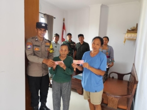 Babinsa Timuhun Bersama Bhabinkamtibmas Dampingi Penyaluran BLT DD Tahap XI Bulan Nopember 2025