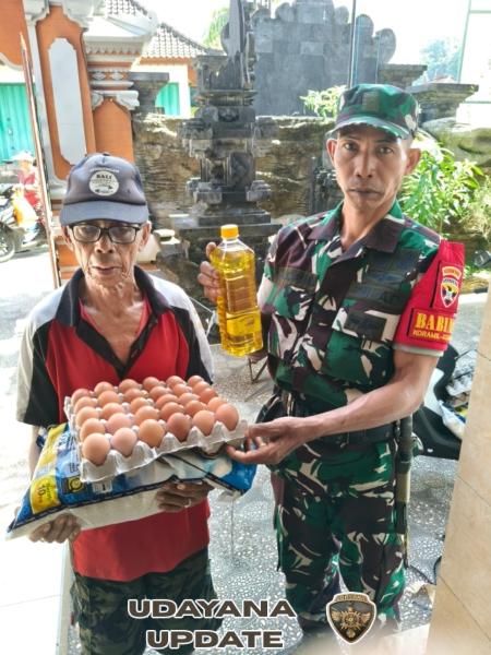 Babinsa Sulang Dampingi Distribusi Sembako Bagi Kaum Lansia