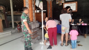 Babinsa Desa Jehem Dampingi Kegiatan Posyandu Balita di Banjar Dinas Tingkadbatu