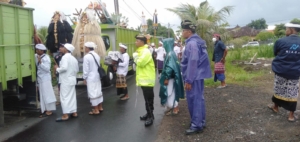 Babinsa Satra Bersinergi Kawal Ida Ratu Gede Dan Sanghyang Tri Durga Menuju Desa Adat Tanggahan Peken Bangli