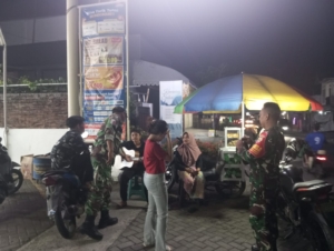 Cegah Hal Yang Tidak Diinginkan, Babinsa Monggas Bersama Tomas Patroli Malam