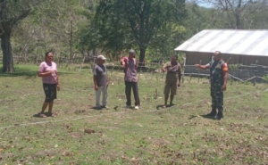 Babinsa Biut Ajak Warga Sapaen Siapkan Lahan Pertanian Hadapi Musim Hujan