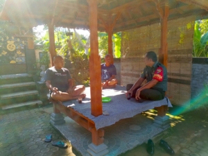 Sertu Ketut Parwata Gelar Komsos Bersama Tokoh Masyarakat di Desa Munduk Bestala