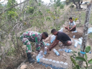 Dukung Pengelolaan Sampah, Anggota Satgaster Pos Fatubesi Bawah Bersama Warga Buat Taman Dari Botol Bekas
