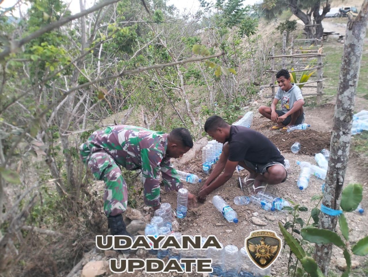 Dukung Pengelolaan Sampah, Anggota Satgaster Pos Fatubesi Bawah Bersama Warga Buat Taman Dari Botol Bekas