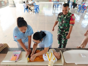 Babinsa Desa Pertima Serka I Made Sutapa Dampingi Giat Posyandu Balita Di Wilayah Binaan.