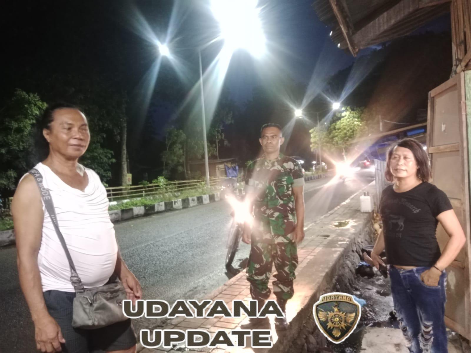 Babinsa Koramil Aesesa Laksanakan Patroli Malam di Pasar Danga