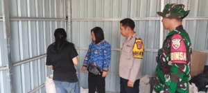 Babinsa dan Lurah Kayu Putih Tinjau Usaha Pakan Ternak