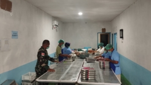 Ribuan Siswa di Rote Timur Terima Makanan Sehat Bergizi, Babinsa Turut Dampingi Kegiatan