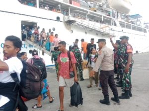 Babinsa Koramil 1602-01/Ende Kawal Keamanan Kedatangan Kapal KM Lawit di Pelabuhan IPPI