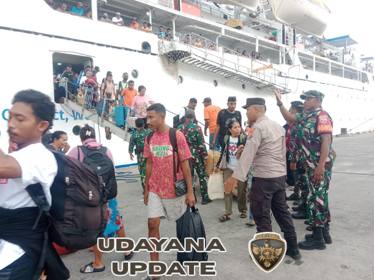 Babinsa Koramil 1602-01/Ende Kawal Keamanan Kedatangan Kapal KM Lawit di Pelabuhan IPPI