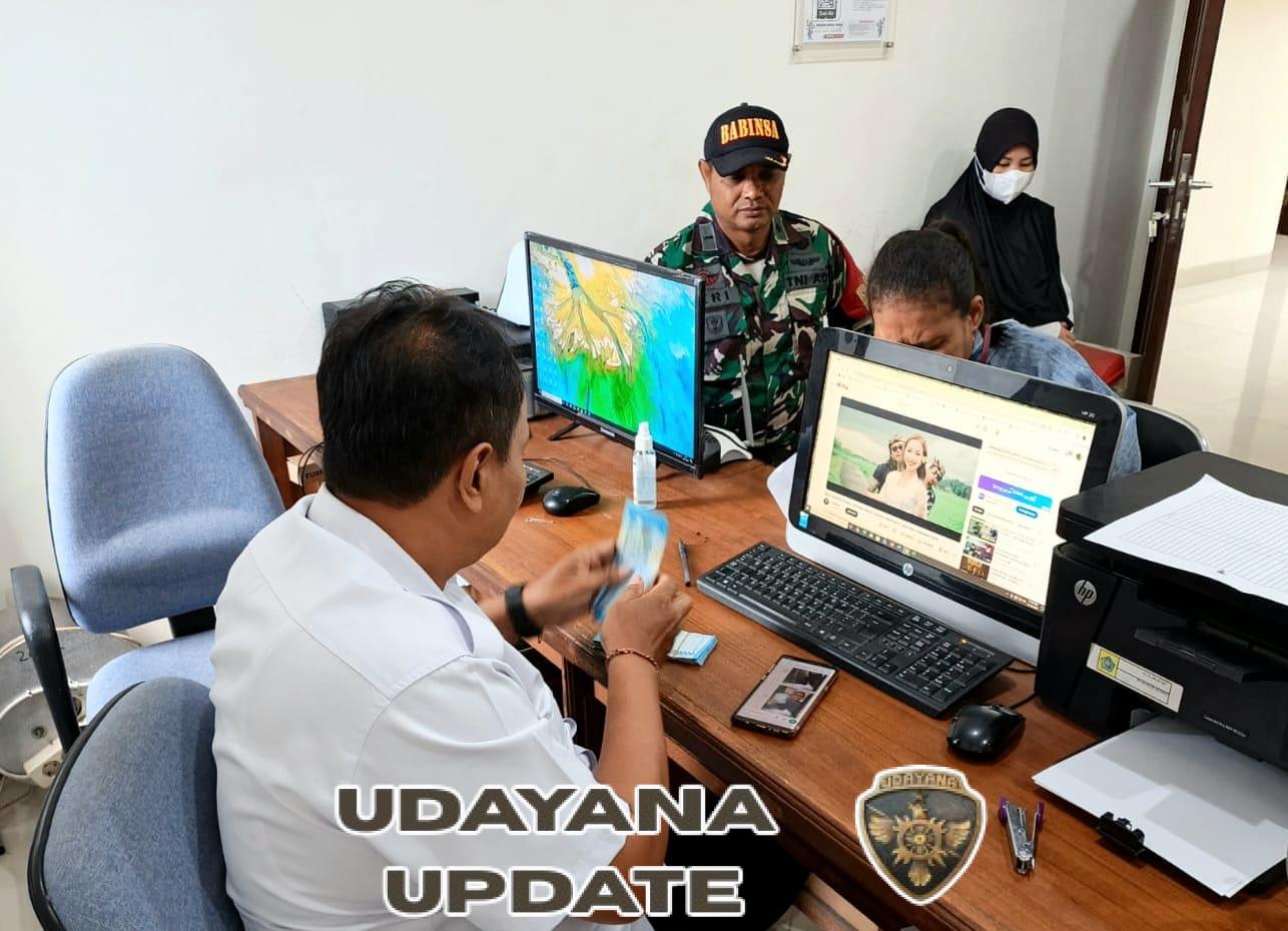 77 Warga Dauh Puri Kaja Terima BLT, Pelda Heri Pastikan Tepat Sasaran