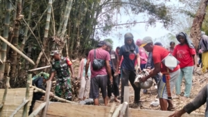 Babinsa Koramil 1625-01/Bajawa Gelar Karya Bakti Pembuatan TPT di Kuburan Umum Desa Masumeli