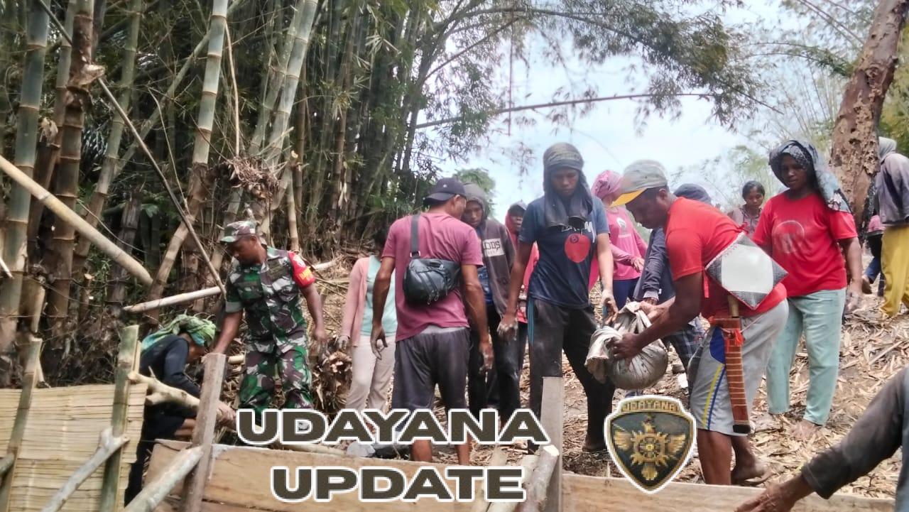 Babinsa Koramil 1625-01/Bajawa Gelar Karya Bakti Pembuatan TPT di Kuburan Umum Desa Masumeli