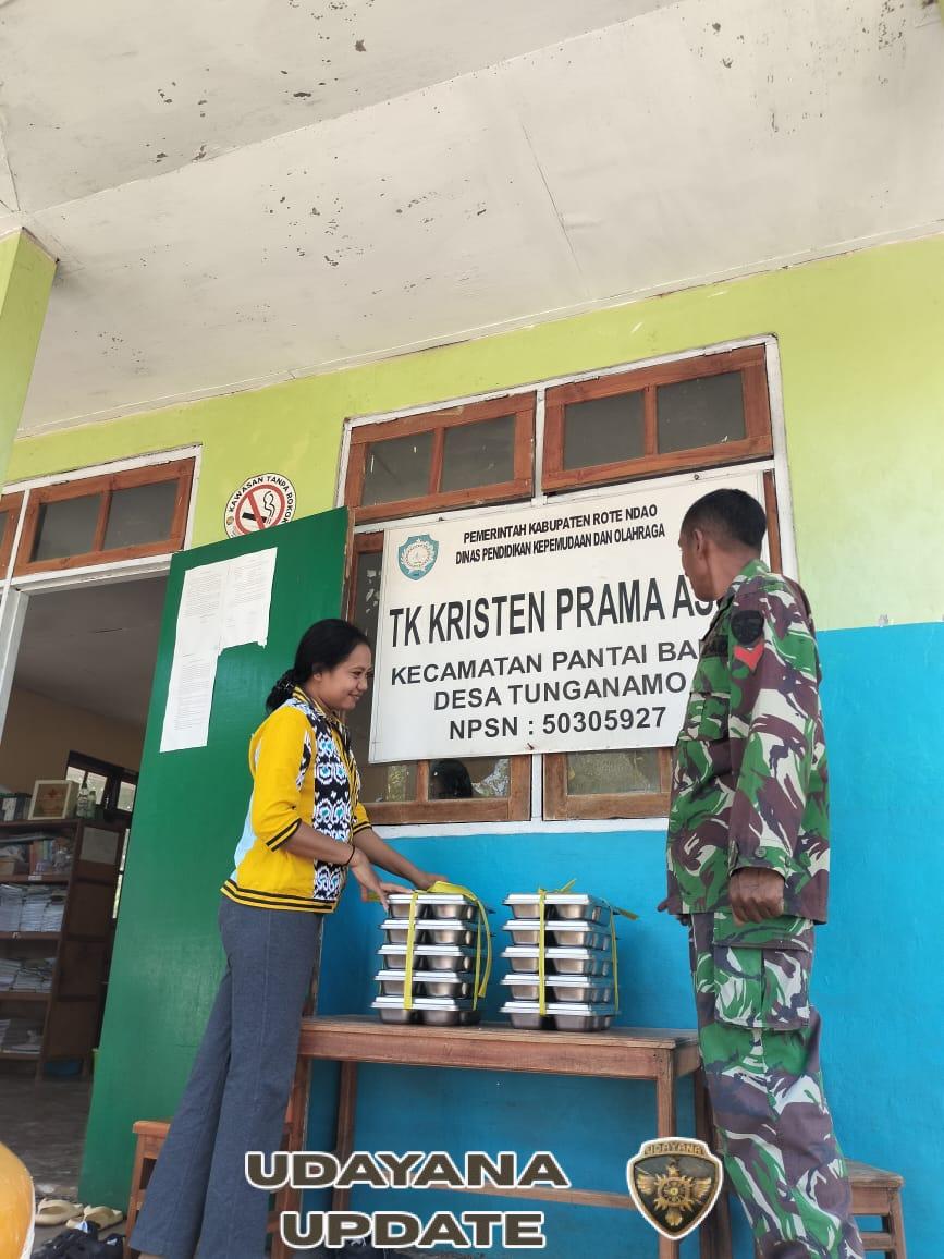 Babinsa Pantai Baru Dampingi Pemberian Makanan Bergizi untuk 3.093 Pelajar di Rote Ndao