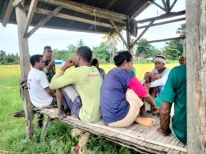 Babinsa Koramil 1602-04/Maurole Gelar Komsos dan Pamwil, Warga Desa Keliwumbu Sambut Positif