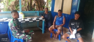 Babinsa Koramil 1602-02/Wolowaru Tingkatkan Kamtibmas Lewat Komsos di Desa Hobatuwa