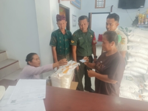 Babinsa 1617/Jembrana Sertu Zainal Efendi Kawal Penyaluran Bantuan Pangan di Yehembang Kauh