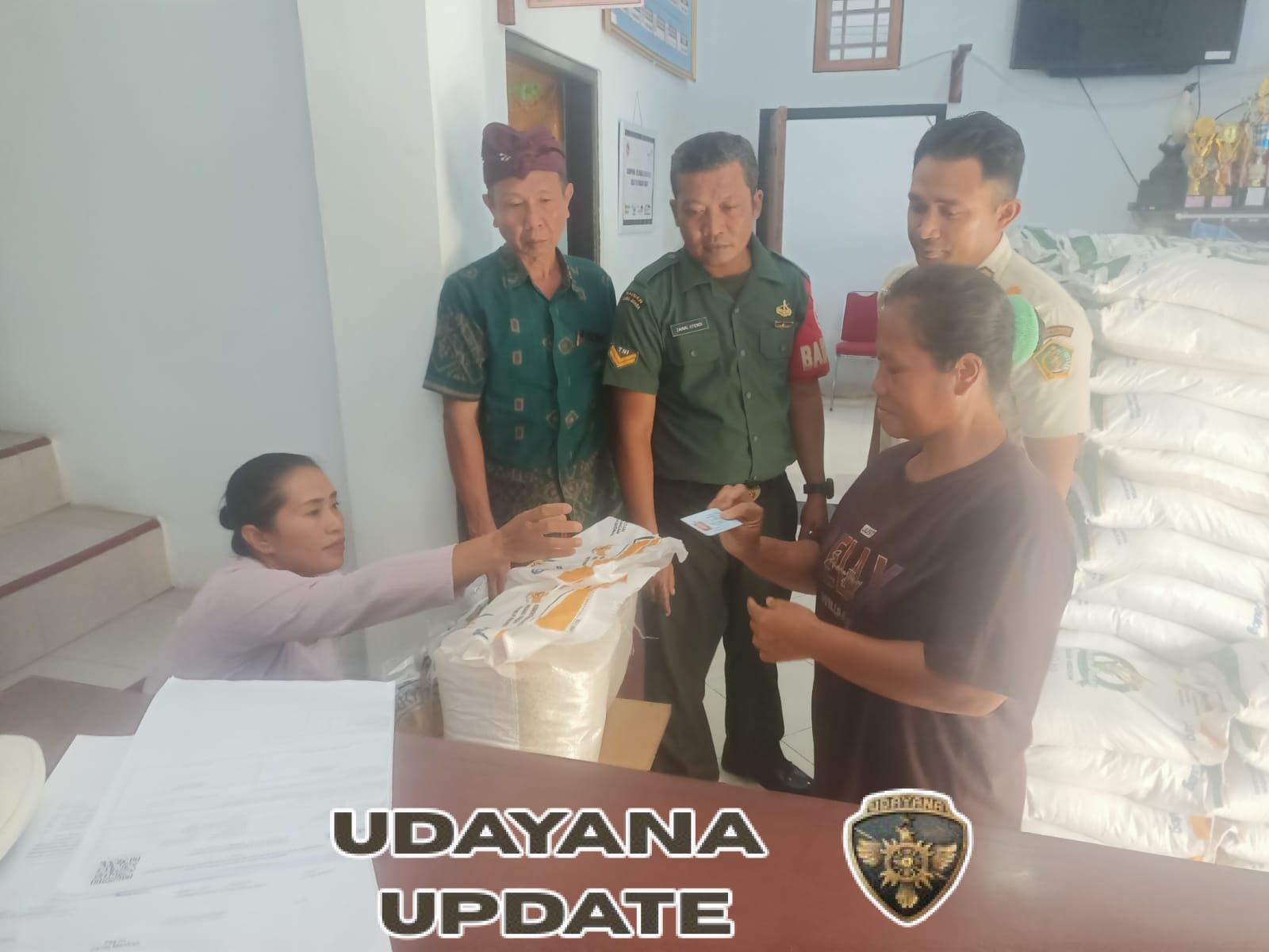 Babinsa 1617/Jembrana Sertu Zainal Efendi Kawal Penyaluran Bantuan Pangan di Yehembang Kauh