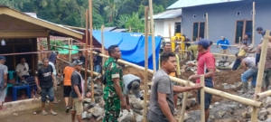 Babinsa Koramil 1602-01/Ende Bantu Pembangunan Rumah Warga Desa Manulondo