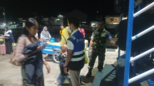 Sinergi Babinsa dan Aparat Maritim Amankan Kedatangan KM. Tidar di Larantuka