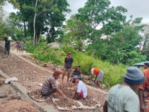 Wujud Kemanunggalan TNI-Rakyat, Babinsa Loli Ajak Warga Gotong Royong Bangun Jalan