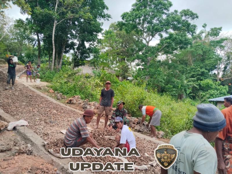 Wujud Kemanunggalan TNI-Rakyat, Babinsa Loli Ajak Warga Gotong Royong Bangun Jalan