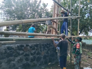 Babinsa Koramil Maurole Laksanakan Karya Bhakti Bantu Pembangunan Rumah Warga Desa Kanganara