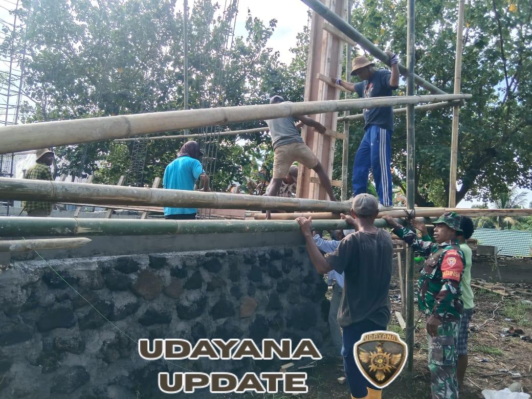 Babinsa Koramil Maurole Laksanakan Karya Bhakti Bantu Pembangunan Rumah Warga Desa Kanganara