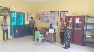 Wujud Kepedulian TNI, Babinsa Dampingi Pembagian BLT di Umalulu