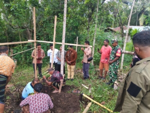 Babinsa Koramil 01/Ende Bersama Masyarakat Peletakan Dapur Daerah 3T di Desa Worhopapa