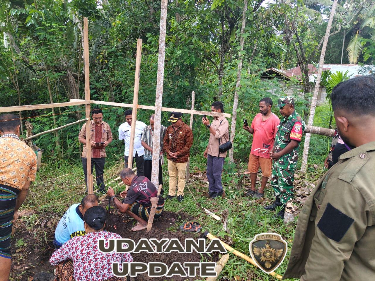 Babinsa Koramil 01/Ende Bersama Masyarakat Peletakan Dapur Daerah 3T di Desa Worhopapa