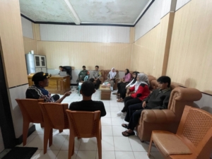 Babinsa Desa Sekongkang Atas Aktif Dampingi Penyaluran BLT Dana Desa Tahun 2025