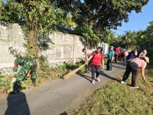 Kolaborasi TNI Dan Pemdes, Babinsa Negari Gotong Royong Bersih Lingkungan