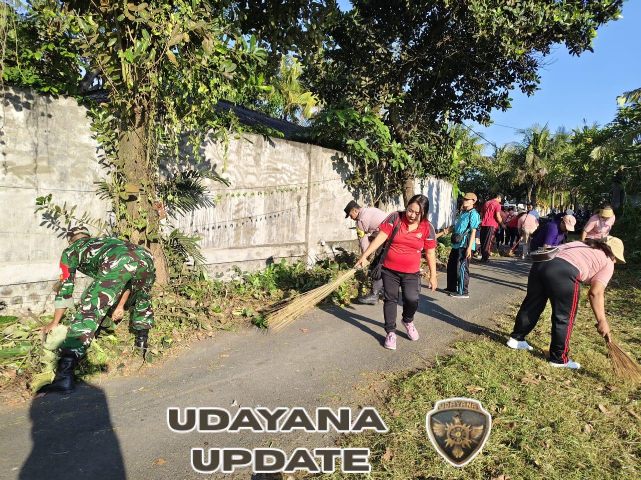 Kolaborasi TNI Dan Pemdes, Babinsa Negari Gotong Royong Bersih Lingkungan