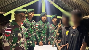 Wujud Kepercayaan, Warga Raihat Serahkan Dua Senjata Rakitan ke Pos Maubusa