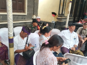 Babinsa Bakas Hadiri Pernikahan Warga Binaan Di Dusun Kawan  Hadir Di Pernikahan Warga Binaan, Babinsa Bakas Sampaikan Selamat Dan Doa  Pastikan Aman Dan Lancar, Babinsa Bakas hadir Dan Gelar Pengamanan Pernikahan Warga Binaan   Wujud Pelayanan Babinsa Kepada Masyarakat, Serka Wayan Rata Hadiri Pernikahan Warga Binaan  Klungkung,- Sebagai wujud pelayanan serta upaya memperkuat silahturahmi dan kebersamaan bersama masyarakat, Babinsa Bakas Koramil 1610-02/Banjarangkan Serka Wayan Rata menghadiri upacara manusia yadnya ( pernikahan ) warga binaan, Kamis ( 13/11/25 ).  Acara pernikahan tersebut digelar di Dusun Kawan, Desa Bakas, Kecamatan Banjarangkan, Kabupatebn Klungkung yang turut pula dihadiri oleh Camat Banjarangkan, Kades dan perangkat desa serta berbagai unsur di desa dan undangan lainnya.  Serka Wayan Rata menyampaikan bahwa tidak hanya hadir untuk menyaksikan prosesi pernikahan saja, keberadaannya juga sekaligus memastikan seluruh rangkaian acara berjalan aman, tertib dan lancar.  Inilah bentuk dukungan dan dedikasi dirinya sebagai Babinsa. Hadir dan berkontribusi serta memberikan manfaat bagi masyarakat sudah menjadi Tupoksi serta komitmen dirinya sebagai Babinsa, “ungkapnya.  Pada kesempatan ini, dirinya juga sekaligus memberikan ucapan selamat dan doa kepada kedua mempelai. Selamat menempuh hidup baru, semoga menjadi keluarga yang bahagia dalam setiap harinya, “imbuhnya. ( Pendim 1610/Klungkung  ).