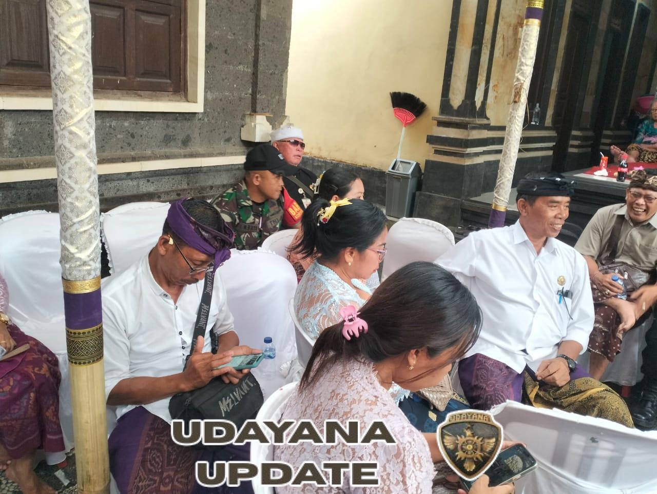 Babinsa Bakas Hadiri Pernikahan Warga Binaan Di Dusun Kawan  Hadir Di Pernikahan Warga Binaan, Babinsa Bakas Sampaikan Selamat Dan Doa  Pastikan Aman Dan Lancar, Babinsa Bakas hadir Dan Gelar Pengamanan Pernikahan Warga Binaan   Wujud Pelayanan Babinsa Kepada Masyarakat, Serka Wayan Rata Hadiri Pernikahan Warga Binaan  Klungkung,- Sebagai wujud pelayanan serta upaya memperkuat silahturahmi dan kebersamaan bersama masyarakat, Babinsa Bakas Koramil 1610-02/Banjarangkan Serka Wayan Rata menghadiri upacara manusia yadnya ( pernikahan ) warga binaan, Kamis ( 13/11/25 ).  Acara pernikahan tersebut digelar di Dusun Kawan, Desa Bakas, Kecamatan Banjarangkan, Kabupatebn Klungkung yang turut pula dihadiri oleh Camat Banjarangkan, Kades dan perangkat desa serta berbagai unsur di desa dan undangan lainnya.  Serka Wayan Rata menyampaikan bahwa tidak hanya hadir untuk menyaksikan prosesi pernikahan saja, keberadaannya juga sekaligus memastikan seluruh rangkaian acara berjalan aman, tertib dan lancar.  Inilah bentuk dukungan dan dedikasi dirinya sebagai Babinsa. Hadir dan berkontribusi serta memberikan manfaat bagi masyarakat sudah menjadi Tupoksi serta komitmen dirinya sebagai Babinsa, “ungkapnya.  Pada kesempatan ini, dirinya juga sekaligus memberikan ucapan selamat dan doa kepada kedua mempelai. Selamat menempuh hidup baru, semoga menjadi keluarga yang bahagia dalam setiap harinya, “imbuhnya. ( Pendim 1610/Klungkung  ).