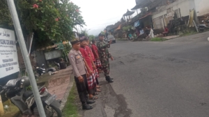 Upacara Rsi Gana Di Pura Puseh Desa Akah Dikawal TNI Polri Dan Pecalang  Kolaborasi Tiga Pilar Di Desa Akah Pastikan Upacara Rsi Gana Aman Dan Lancar  Upacara Rsi Gana Di Pura Puseh Desa Akah, Serka Nengah Sudiarsa Bersinergi Amankan Persembahyangan Dan Lalu Lintas  Sinergitas TNI Ditengah Tradisi, Babinsa Akah Amankan Upacara keagamaan Di Pura Puseh  Klungkung,- Ratusan warga Desa Akah sejak pagi terlihat mulai memadati  Pura Puseh, Kamis ( 13/11/25 ). Kehadiran ratusan warga tersebut dalam rangka melksanakan persembahyangan upacara rsi gana di Pura Puseh Desa Akah, Kecamatan/Kabupaten Klungkung.  Berlangsungnya upacara rsi gana inipun langsung mendapat perhatian dari Babinsa Akah Serka Nengah Sudiarsa  bersama Bhabinkamtibmas dan para pecalang yang terjun langsung memberikan pengawalan dan pengamanan.  Pagi ini, kami tiga pilar turun langsung untuk memastikan keamanan, ketertiban serta kelancaran persembahyangan warga dalam upacara rsi gana ini, “ucap Serka Nengah.  Disamping saat prosesi persembahyangan, pengawalan dan pengamanan kita prioritaskan pula pada pengamanan jalur lalu lintas di sepanjang area pura ini.Intinya kita pastikan warga merasa aman dan nyaman, sehingga seluruh prosesi rsi gana dapat berjalan dengan khidmat,”imbuhnya.  Terkait pengawalan dan pengamanan Babinsa jajarannya, Danramil 1610-01/Klungkung Kapten Cpl Putu Agus menyampaikan bahwa pengamanan seperti ini sudah menjadi hal rutin bagi Babinsa.  Tidak hanya dalam kegiatan keagamaan saja, para Babinsa jajarannya pastinya akan selalu hadir dalam berbagai kegiatan di wilayah binaannya. Kehadiran kami adalah bukti nyata komitmen TNI yang akan selalu hadir ditengah kegiatan masyarakat,”lanjutnya.  Dirinya berharap dengan kehadiran aparat keamanan baik TNI Polri dan pecalang akan memberikan keamanan, ketertiban dan kelancaran upacara rsi gana di Desa Akah, tegasnya. ( Pendim 1610/Klungkung ).