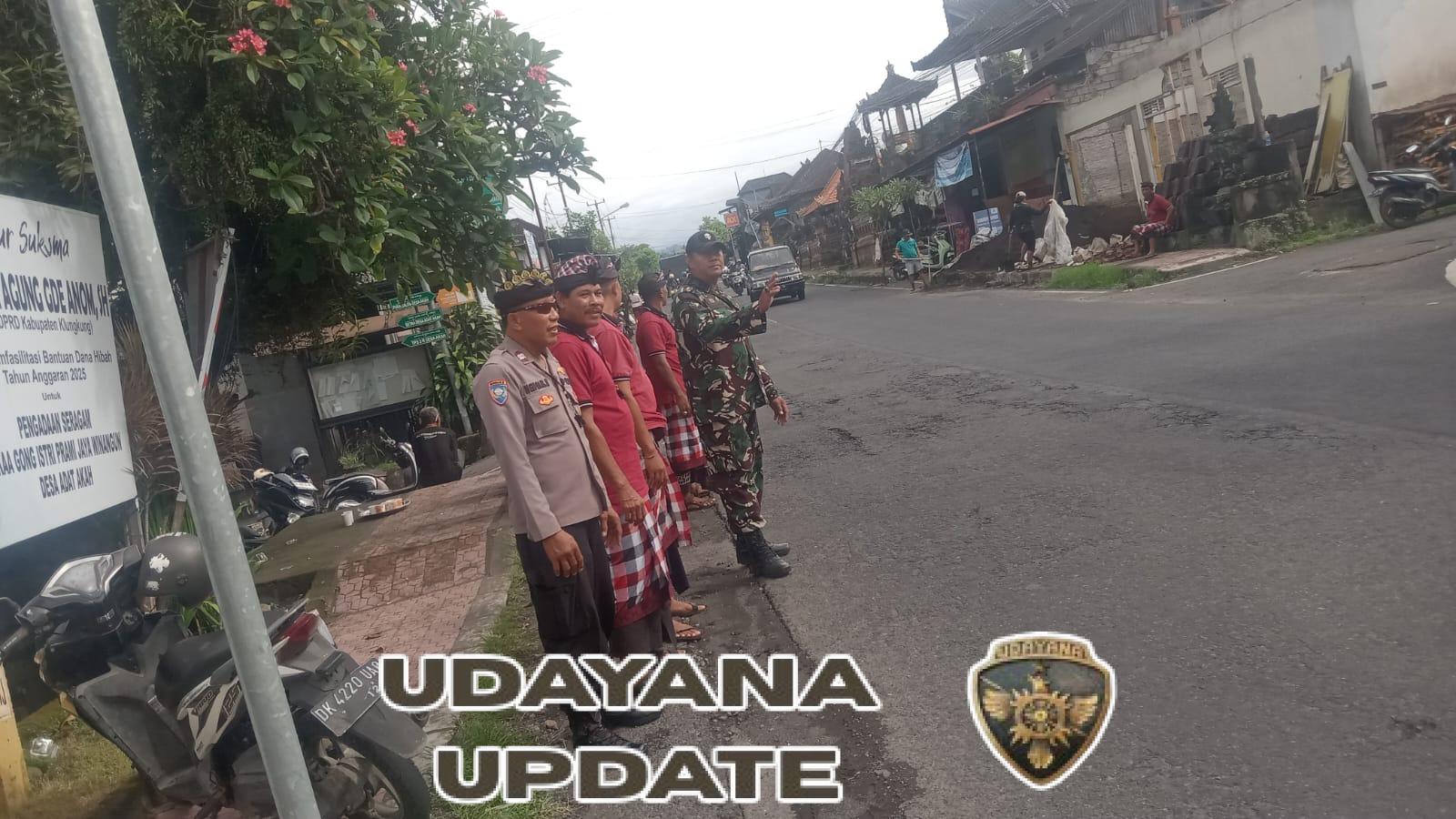 Upacara Rsi Gana Di Pura Puseh Desa Akah Dikawal TNI Polri Dan Pecalang  Kolaborasi Tiga Pilar Di Desa Akah Pastikan Upacara Rsi Gana Aman Dan Lancar  Upacara Rsi Gana Di Pura Puseh Desa Akah, Serka Nengah Sudiarsa Bersinergi Amankan Persembahyangan Dan Lalu Lintas  Sinergitas TNI Ditengah Tradisi, Babinsa Akah Amankan Upacara keagamaan Di Pura Puseh  Klungkung,- Ratusan warga Desa Akah sejak pagi terlihat mulai memadati  Pura Puseh, Kamis ( 13/11/25 ). Kehadiran ratusan warga tersebut dalam rangka melksanakan persembahyangan upacara rsi gana di Pura Puseh Desa Akah, Kecamatan/Kabupaten Klungkung.  Berlangsungnya upacara rsi gana inipun langsung mendapat perhatian dari Babinsa Akah Serka Nengah Sudiarsa  bersama Bhabinkamtibmas dan para pecalang yang terjun langsung memberikan pengawalan dan pengamanan.  Pagi ini, kami tiga pilar turun langsung untuk memastikan keamanan, ketertiban serta kelancaran persembahyangan warga dalam upacara rsi gana ini, “ucap Serka Nengah.  Disamping saat prosesi persembahyangan, pengawalan dan pengamanan kita prioritaskan pula pada pengamanan jalur lalu lintas di sepanjang area pura ini.Intinya kita pastikan warga merasa aman dan nyaman, sehingga seluruh prosesi rsi gana dapat berjalan dengan khidmat,”imbuhnya.  Terkait pengawalan dan pengamanan Babinsa jajarannya, Danramil 1610-01/Klungkung Kapten Cpl Putu Agus menyampaikan bahwa pengamanan seperti ini sudah menjadi hal rutin bagi Babinsa.  Tidak hanya dalam kegiatan keagamaan saja, para Babinsa jajarannya pastinya akan selalu hadir dalam berbagai kegiatan di wilayah binaannya. Kehadiran kami adalah bukti nyata komitmen TNI yang akan selalu hadir ditengah kegiatan masyarakat,”lanjutnya.  Dirinya berharap dengan kehadiran aparat keamanan baik TNI Polri dan pecalang akan memberikan keamanan, ketertiban dan kelancaran upacara rsi gana di Desa Akah, tegasnya. ( Pendim 1610/Klungkung ).