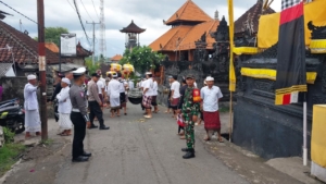 TNI Selalu Hadir Di Tengah Warga, Babinsa Lembongan Kawal Melasti