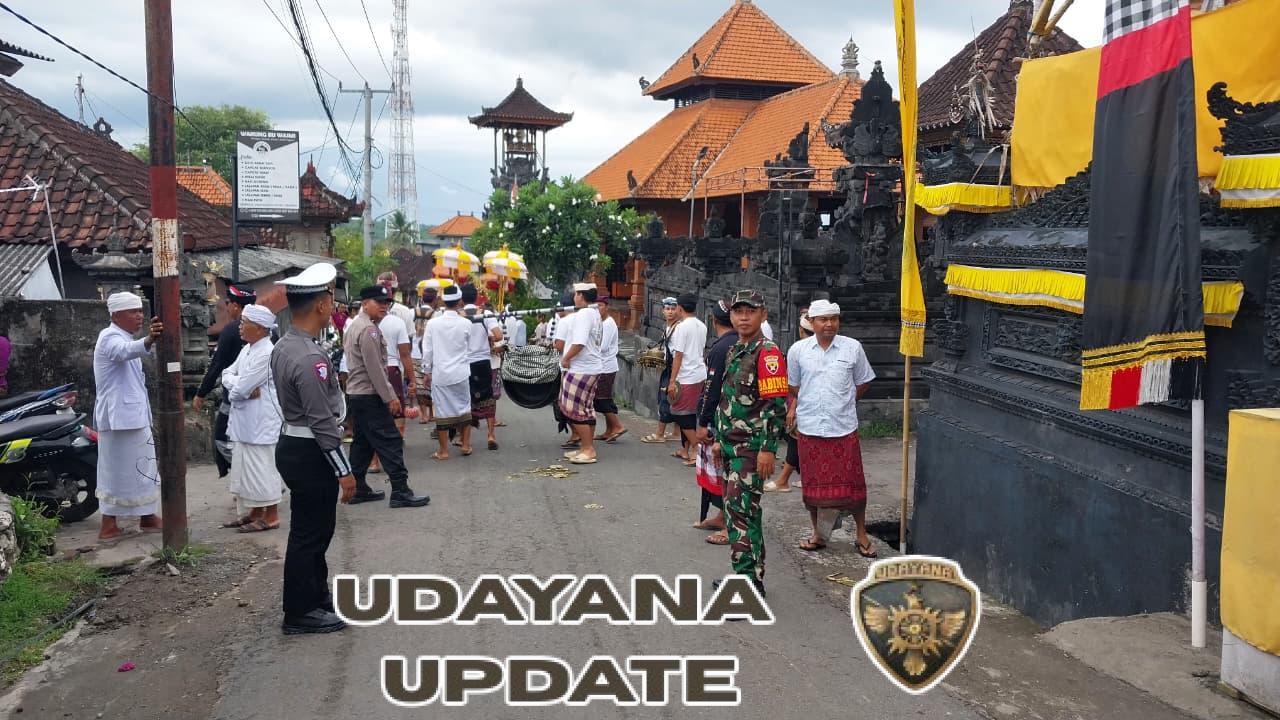 TNI Selalu Hadir Di Tengah Warga, Babinsa Lembongan Kawal Melasti