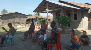 Dekat dengan Rakyat, Babinsa Koramil 1618-06/Bian Bangun Keakraban di Desa Binaan