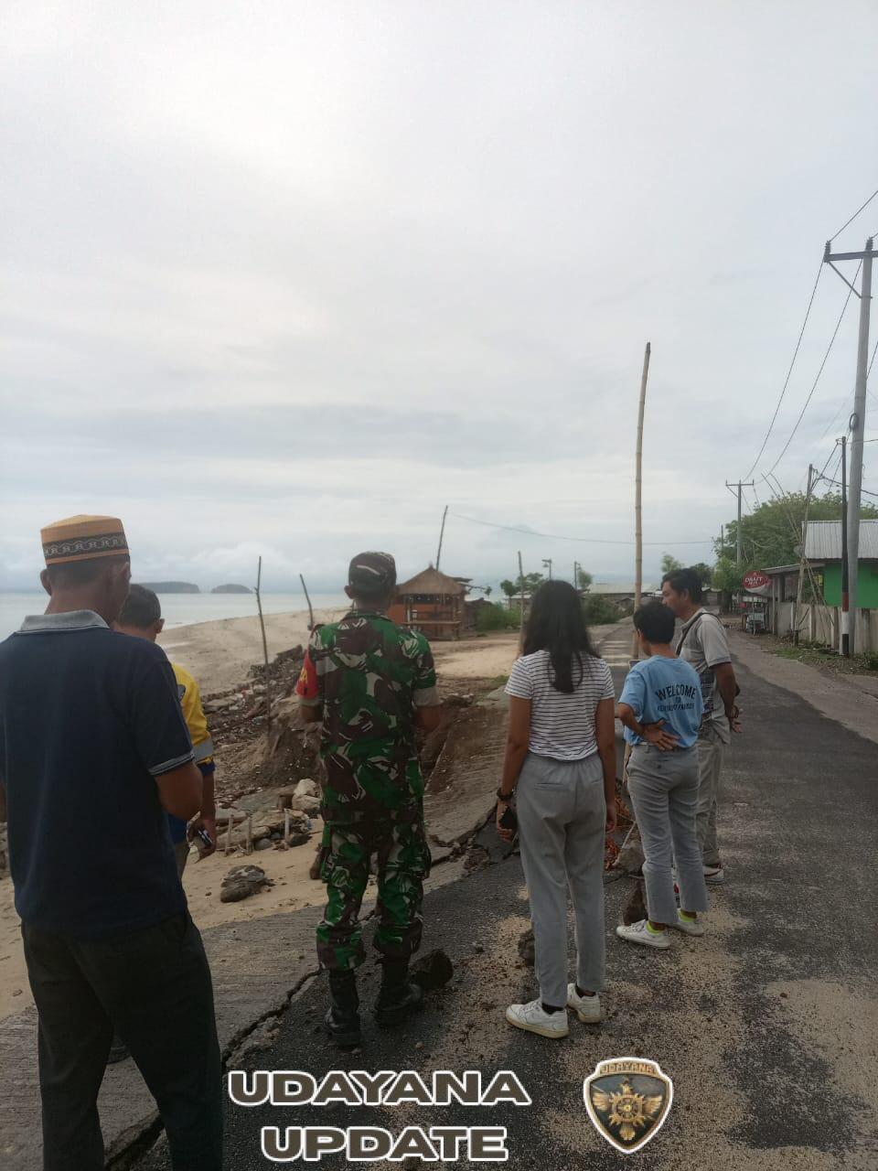 Babinsa Koramil Taliwang Tinjau Tanggul yang Rusak Dihantam Ombak di Desa Labuhan Kertasari