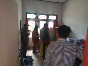 Babinsa Supul Dampingi Kejaksaan Negeri TTS Geledah Kantor Desa Supul, Pastikan Situasi Aman dan Kondusif