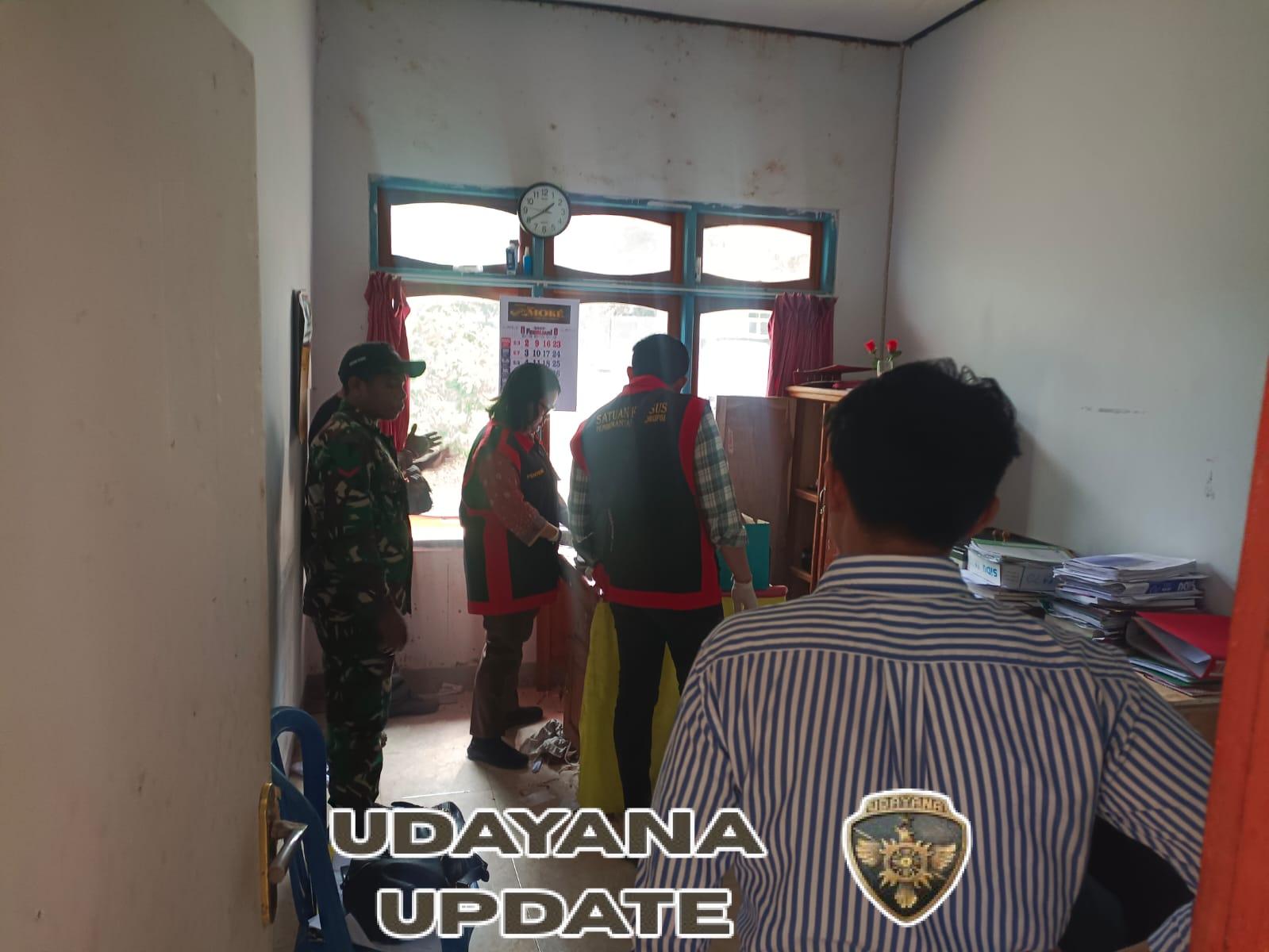 Babinsa Supul Dampingi Kejaksaan Negeri TTS Geledah Kantor Desa Supul, Pastikan Situasi Aman dan Kondusif