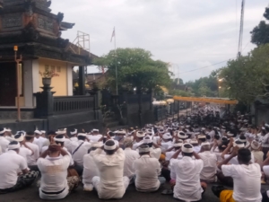 TNI Polri Dan Pecalang Di Semarapura Kaja Bersinergi Gelar Pengamanan Piodalan Di Pura Buitan