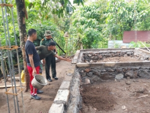 Wujud Kepedulian Sosial, Danramil Sawan Turun Langsung Dukung Bedah Rumah di Desa Jagaraga dan Sinabun