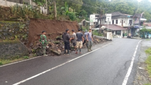 Babinsa Kayuputih Pimpin Gotong Royong Bersihkan Material Longsor di Dusun Tabog